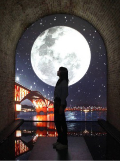 Moon - 서서히 퍼지는 달빛은 어둠 속에서 서서히 드러나는 인간의 내면성과 감정의 흐름을 은유하며, 도시가 품고 있는 강인함과 생명력을 감각적으로 전달한다.